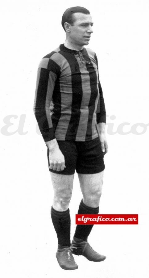Imagen En la Selección con Uruguay, “El Maestro” disputó 40 encuentros anotando 20 goles, siendo campeón de la Copa América en los años 1916, 1917 y 1920.