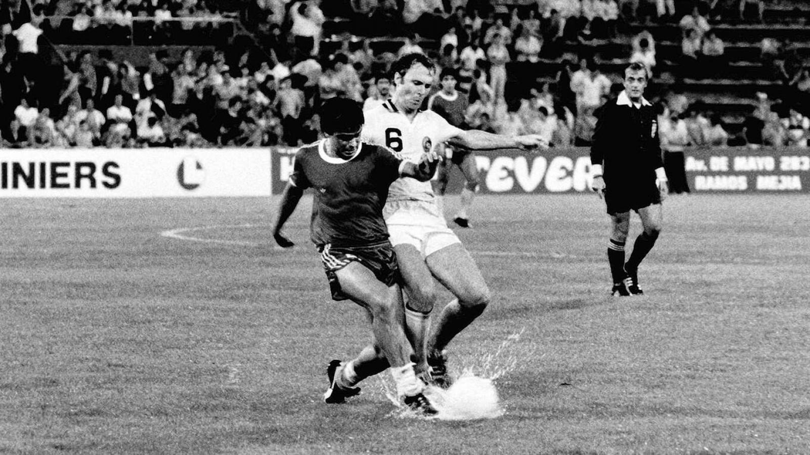 Imagen 1980. Maradona y Beckenbauer en un Argentinos - Cosmos disputado en Vélez
