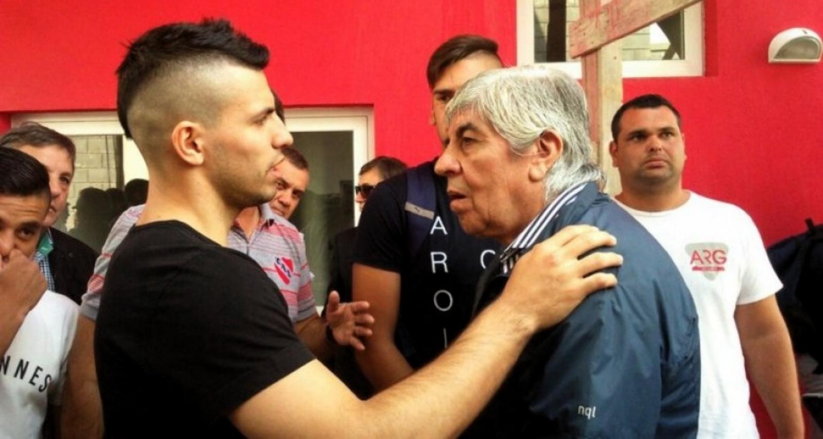 Imagen Agúero y Hugo Moyano, según su hijo Pablo, la relación con el delantero es buena.