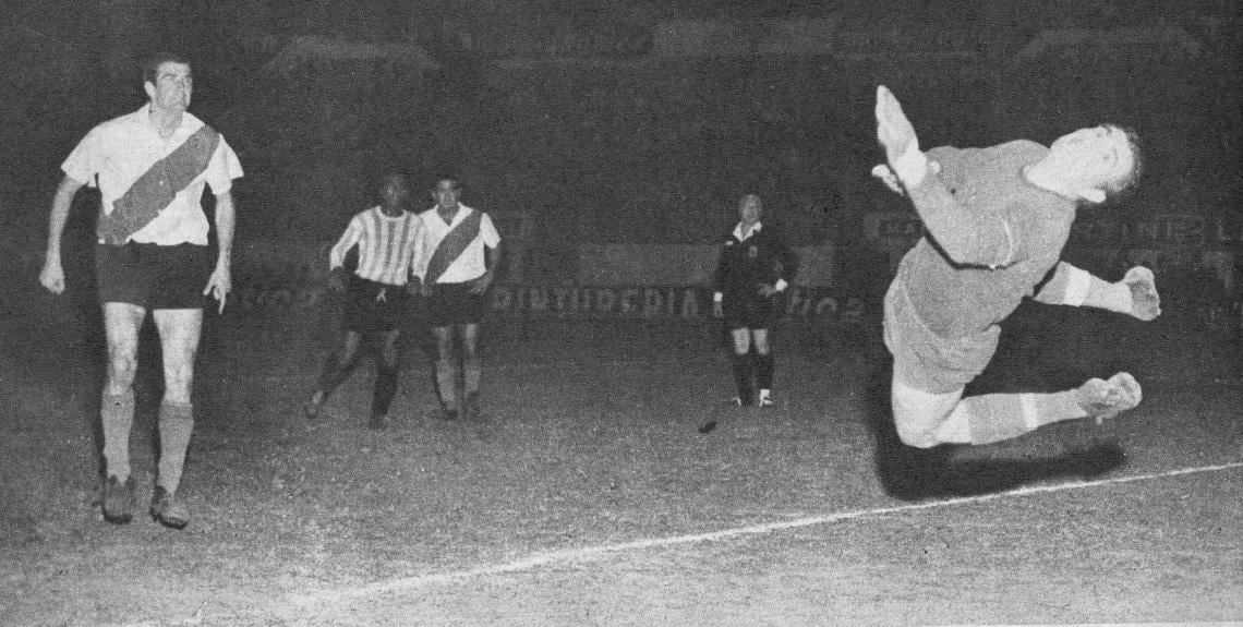 Imagen Cañonazo de Menotti, desde la media luna, al tomar un tiro libre. Carrizo vuela en vano. La pelota entra por el ángulo que forman poste y travesaño. El primero de los dos golazos del rosarino.