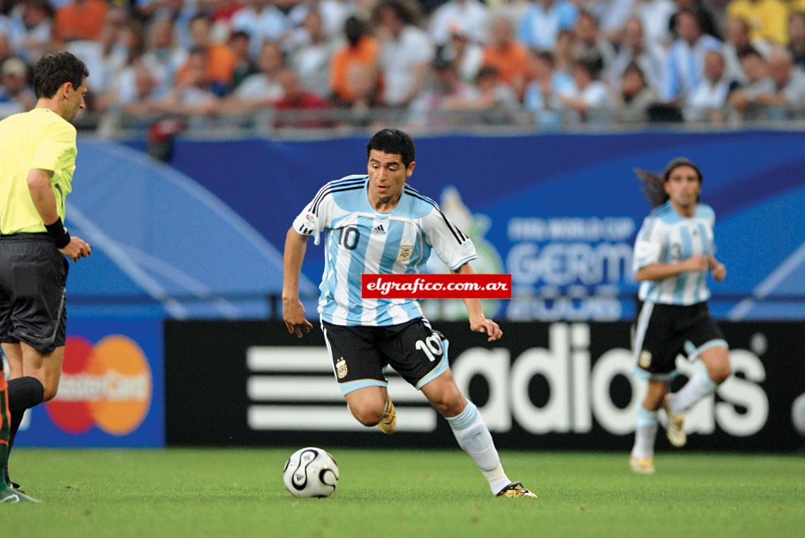 Imagen Sin deslumbrar, tuvo una buena actuación en el Mundial 2006 en Alemania. En cinco encuentros entregó cinco 4 asistencias para gol.