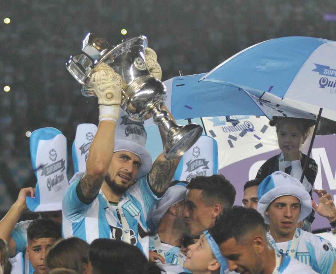 Imagen Gabriel Arias, el arquero del campeón con la copa en sus manos. Pieza clave de este Racing.