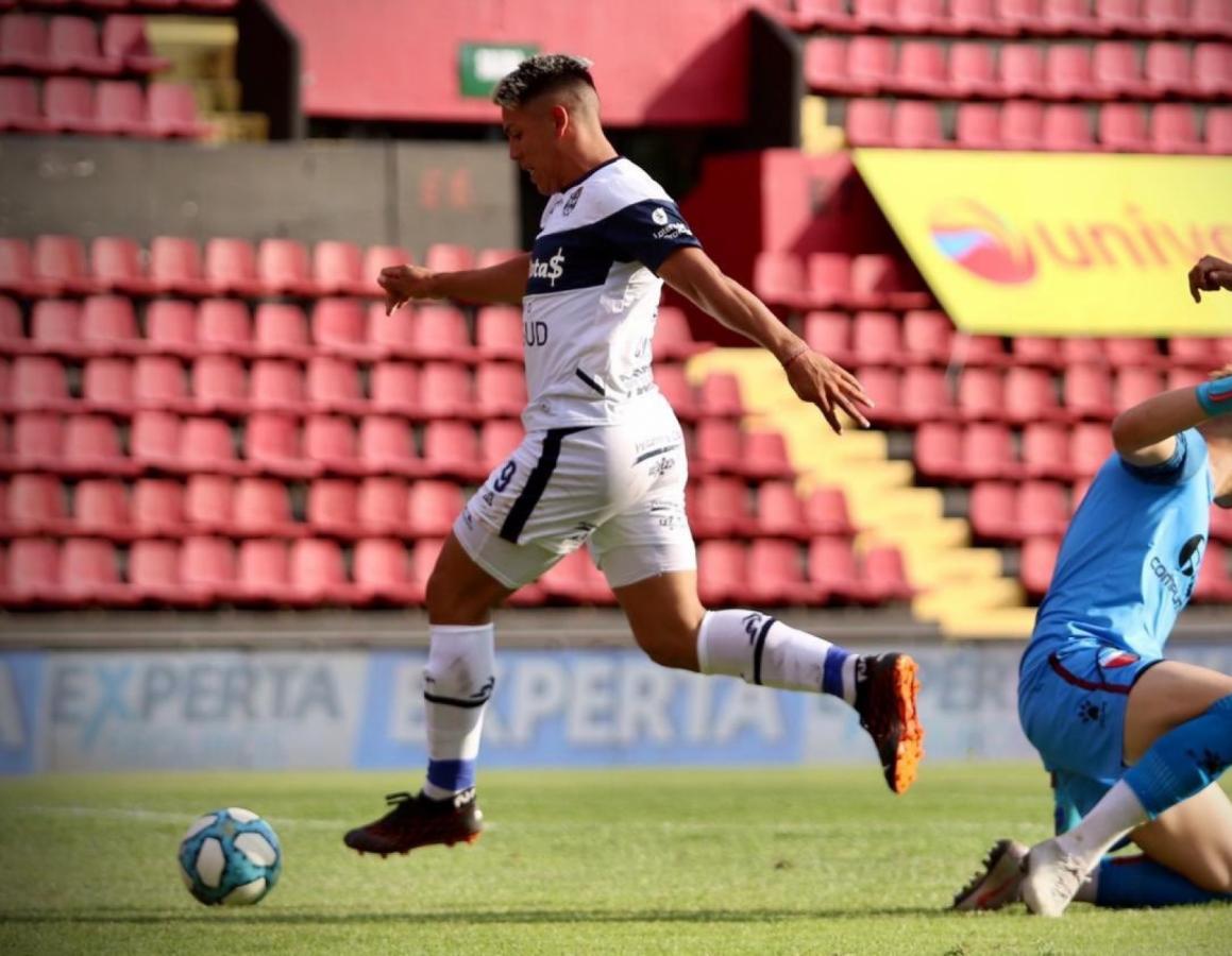 Imagen Contín deja en el camino a Burián y anota el segundo tanto de Gimnasia.