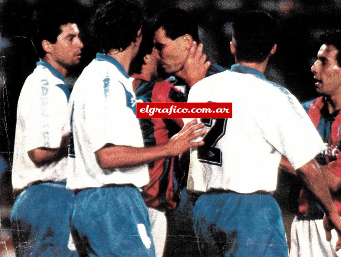 Imagen No conforme con haberle tirado un golpe de puño. Ruggeri sujeta del cuello a Chilavert.