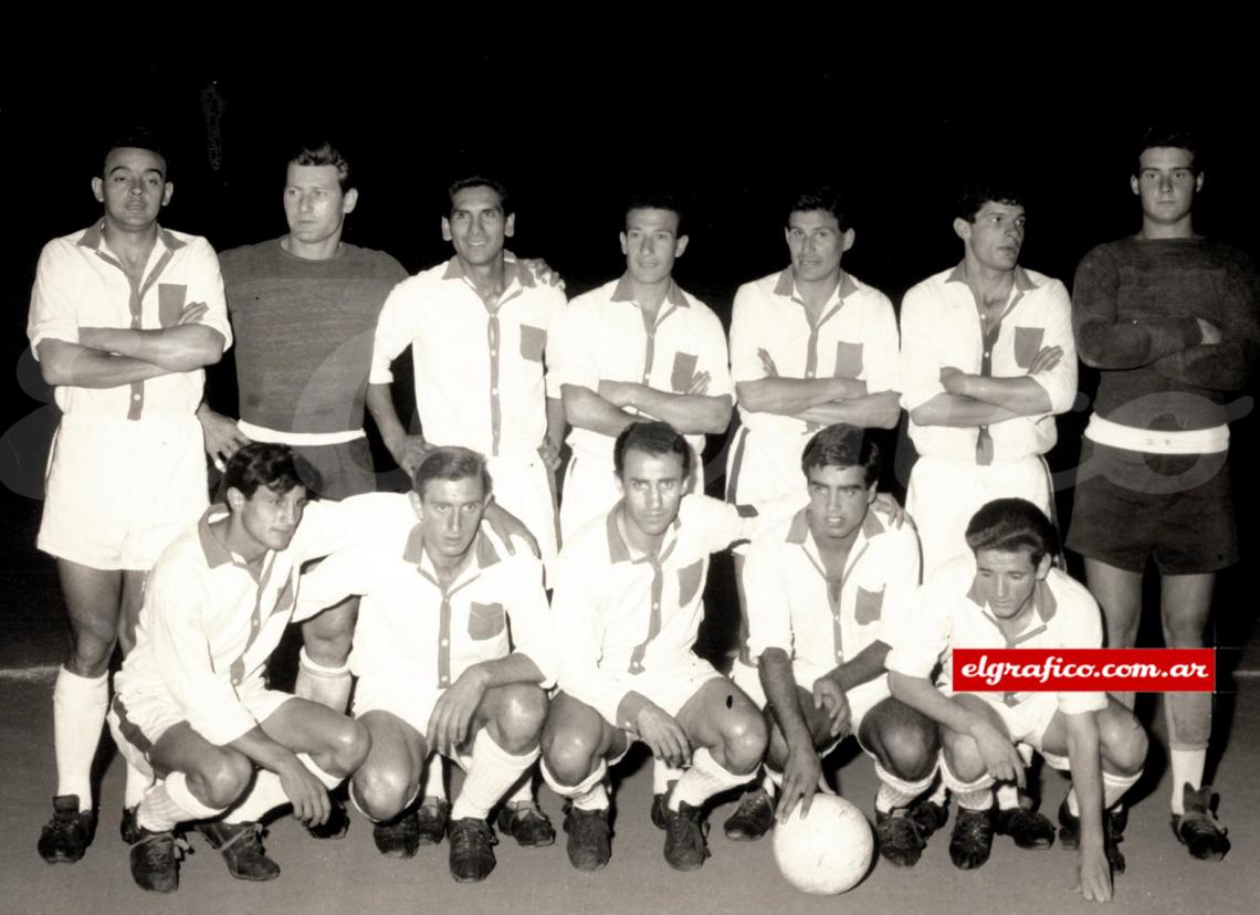 Imagen Platense, compañero de Lanús en los domingos de 1965. De izquierda a derecha: Medina, Rojas, Scardulla, Topini, Romani, Murúa. Agachados: Guzmán, Togneri, Miranda, Garro y Senés.