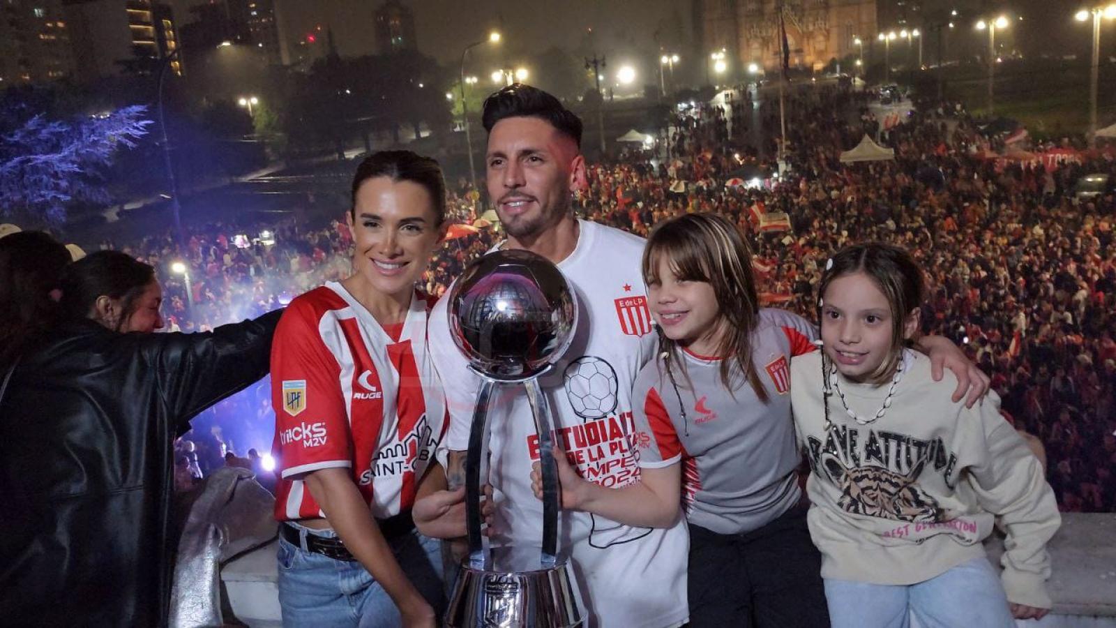 Imagen Sosa, capitán del Pincha, junto a su familia y el trofeo.
