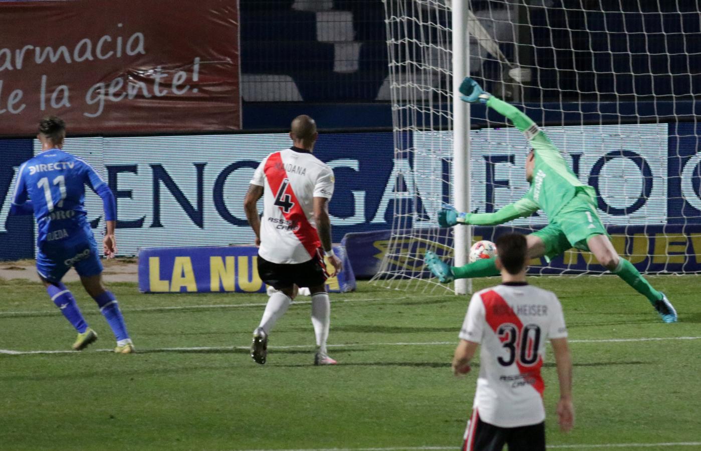 Imagen Martín Ojeda le marcó un doblete a River en la Liga Profesional (FOTOBAIRES)