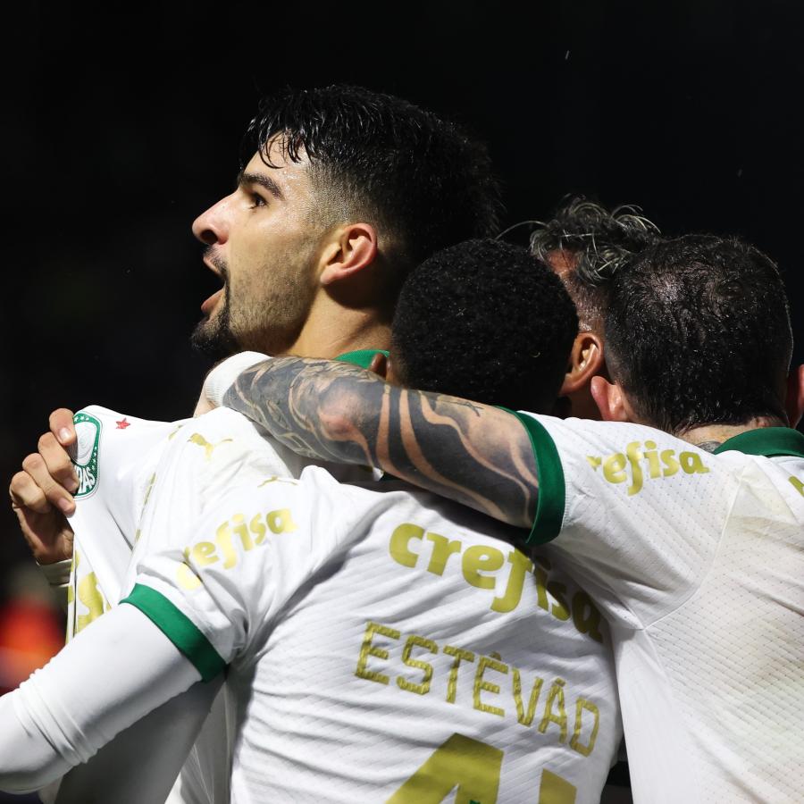 Imagen José López le muestra el escudo de Palmeiras a los hinchas. El correntino quiere sentirse importante en el equipo.