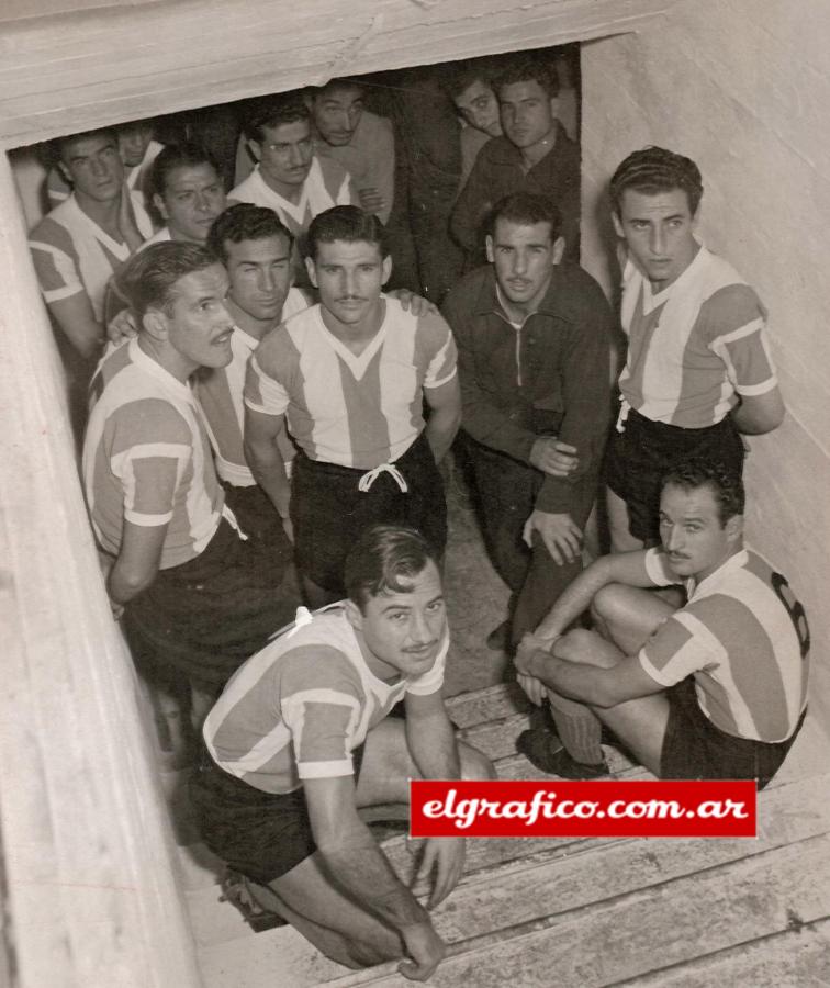 Imagen Los integrantes de la selección argentina en el túnel, esperando la orden para salir a la cancha.