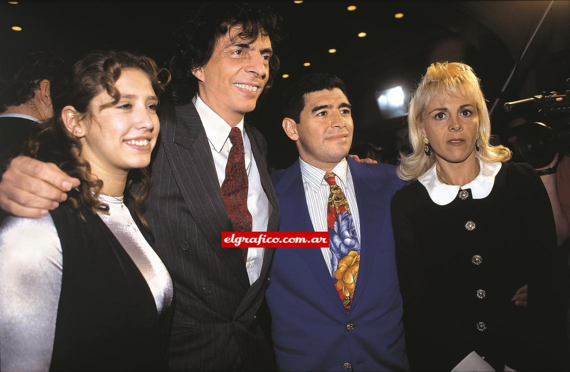 Sonriente junto a Diego Armando Maradona y Claudia Villafañe.