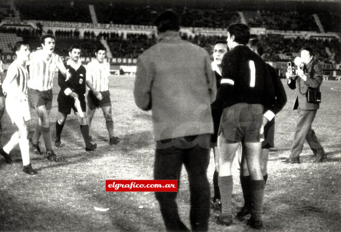 Basile a los gritos, al lado Chabay, se dirige hacia donde esta el árbitro y Cejas en uno de los tantos entreveros que tuvo el tercer partido de la Semifinal de la Copa Libertadores de 1968 disputado en el Estadio Monumental.