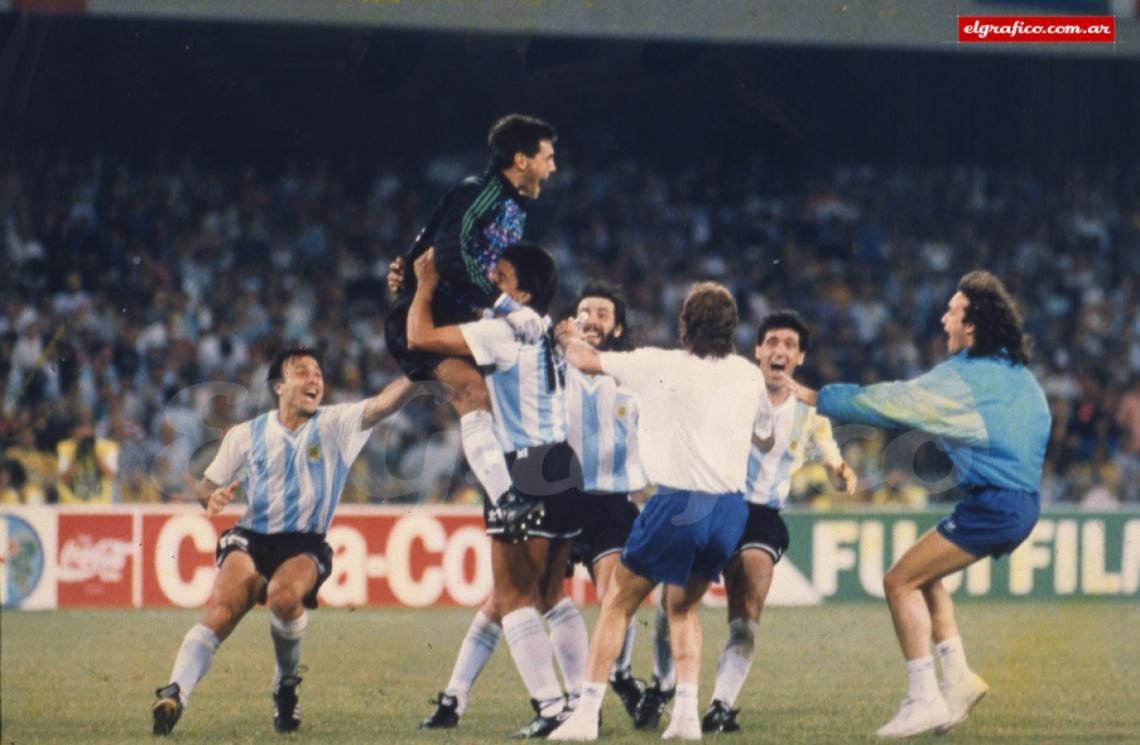 Imagen Goycochea se abraza con Monzón. después de derrotar a Italia por penales en 1990. Se le suman Olarticoechea, Batista, Simón, Balbo, Sensini y todo un país.