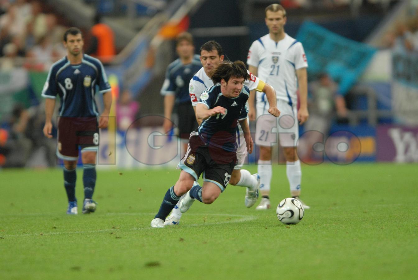 Imagen Messi le marcó a Serbia su primer gol en un Mundial