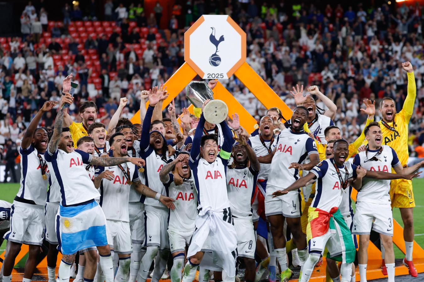 Imagen de Cuti Romero fue la figura y se consagró campeón con Tottenham de la Europa League