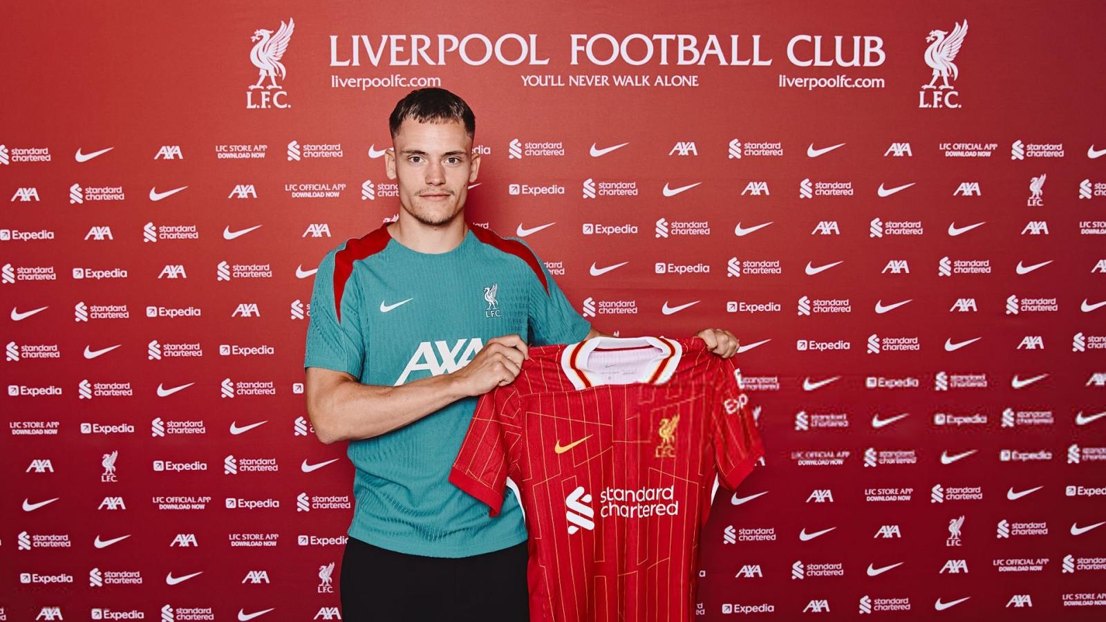 Imagen Florian Wirtz posó con la camiseta de su nuevo equipo tras firmar por 5 temporadas.