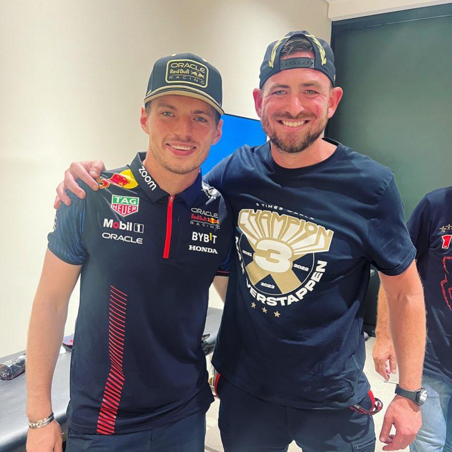 Imagen Scanes junto a Max Verstappen
