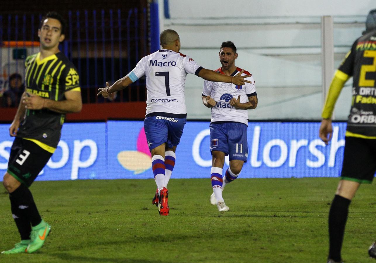 Imagen Carlos Luna festeja un gol ante Aldosivi