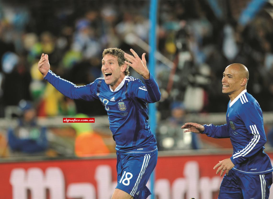 Imagen Martín Palermo grita su gol contra Grecia.