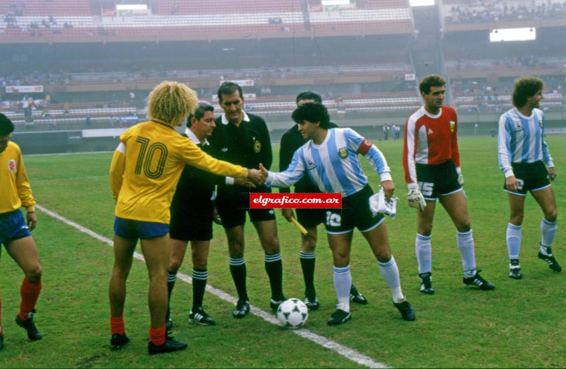 Imagen Los astros se saludan. Carlos Valderrama y Diego Maradona en el sorteo previo al partido. El Colombiano fue una de las grandes figuras del certamen.