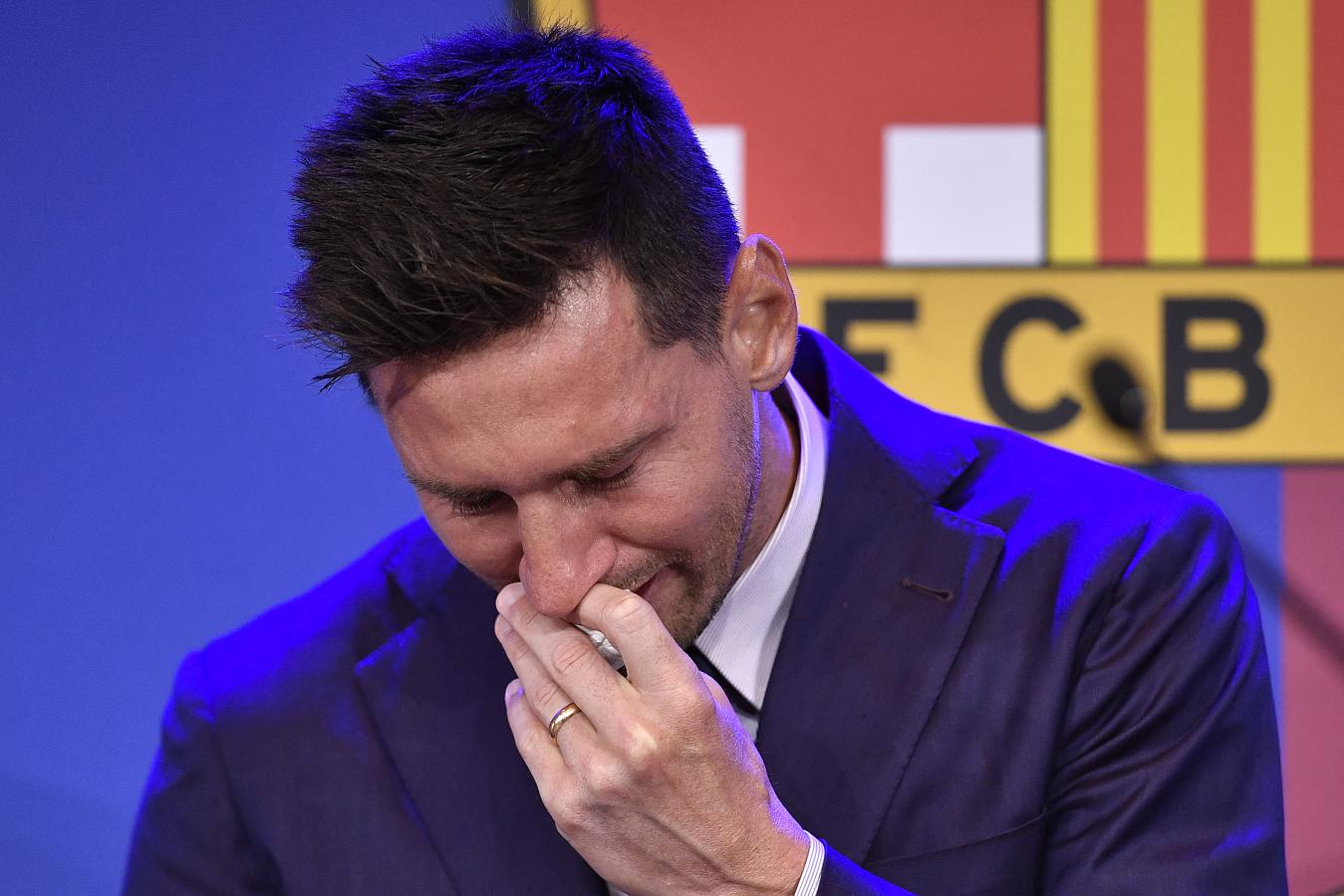 Messi, desbordado por las lágrimas el día de su despedida de Barcelona (Pau BARRENA / AFP)