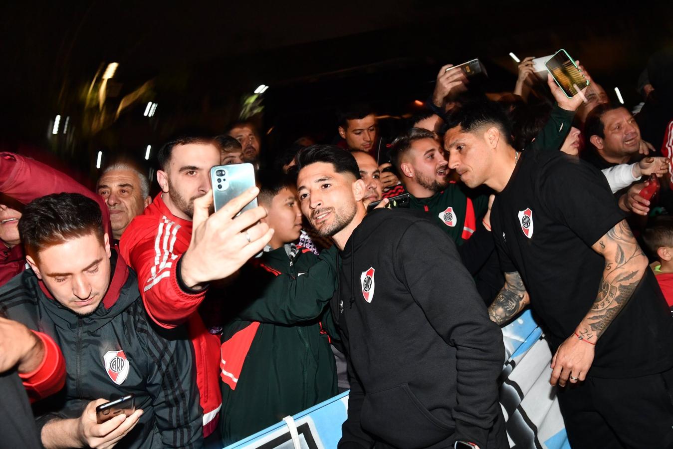 Imagen River llegó al anocher del lunes y recibió el cariño de los hinchas en Porto Alegre.