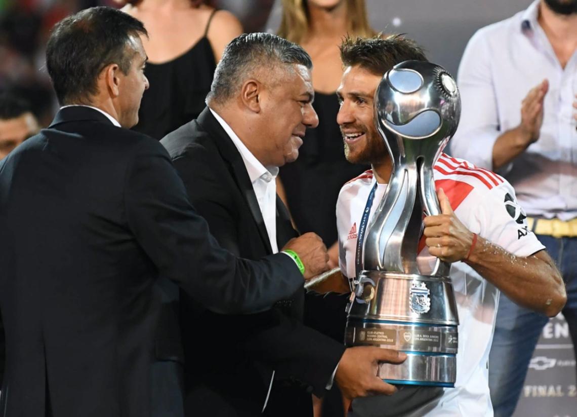 Tapia le entrega la Copa a Leonardo Ponzio.