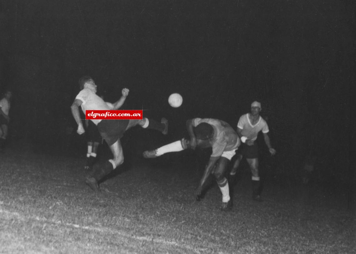 Imagen Fue un partido intenso entre dos rivales históricos con una gran rivalidad. Tan solo nueve años atrás, Uruguay le ganó el Mundial a Brasil en su propia casa.