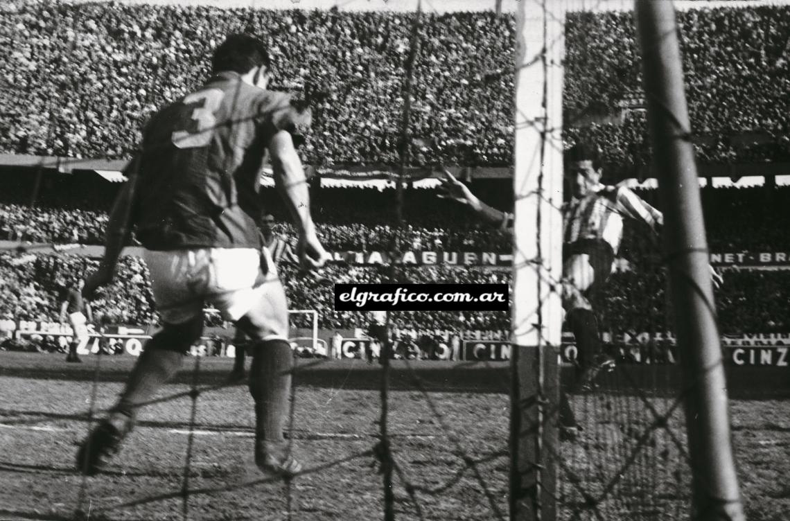 Imagen Verón: Silencio en la tribuna santa. Sin que Calics pueda evitarlo, el zurdazo de Juan Ramón Verón va hacia la red. Estudiantes, 1 a 0.