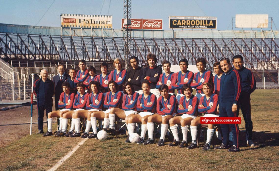 Imagen El plantel campeón del Nacional 72. Pitarch, Villar, Villalba, Rezza, Irusta, D’Alessandro, Rosl, Heredia, J. Salinas y Guerreño (arriba). Telch, Espósito, Cocco, Veglio, Ayala, Sanfilippo, Chazarreta, Glaría y Figueroa (abajo). De pie, a la derecha, Juan Carlos Lorenzo, el técnico.