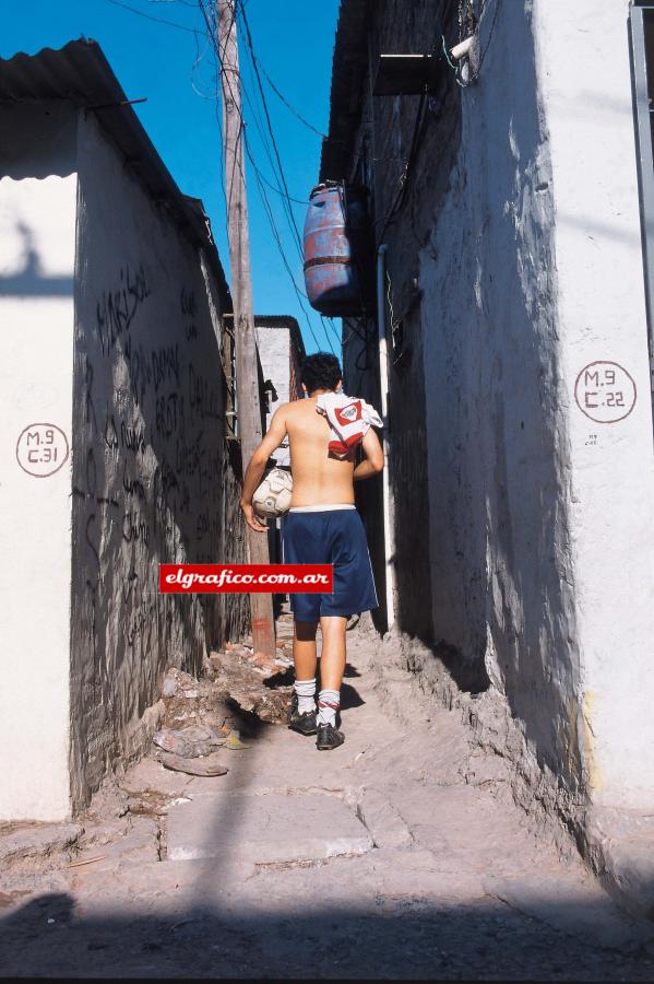El túnel que da a la cancha, en Barracas. La camiseta de River de un lado; la pelota, del otro.