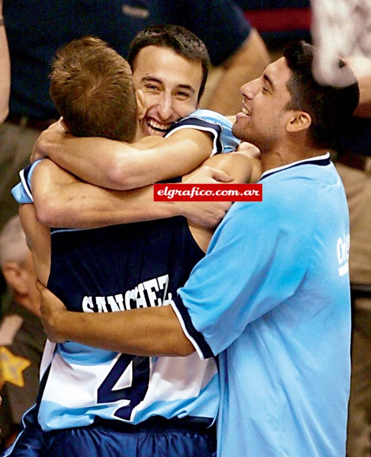 Mundial 2002: Manu Ginóbili abraza a Pepe Sánchez frente a Victoriano. Medalla de Plata.