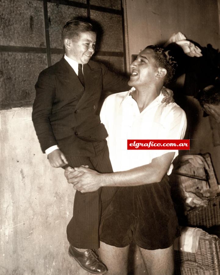 Imagen Foto del 7 de febrero de 1938. Evaristo Lleva en andas a un diminuto personaje reconocido de la época. Poco tiempo le quedaba en Argentina al goleador del Racing club.