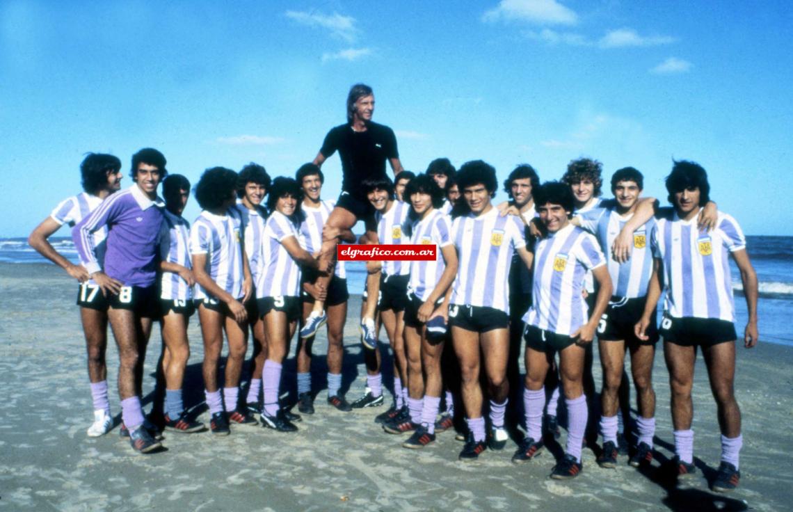 Imagen Menotti en andas. El reconocimiento de los pibes, después del Sudamericano de Montevideo. Prácticamente el mismo plantel jugará el Mundial.