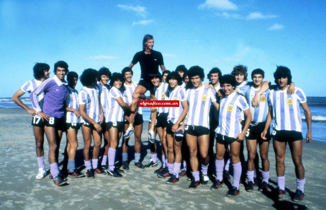 Imagen Menotti en andas. El reconocimiento de los pibes, después del Sudamericano de Montevideo. Prácticamente el mismo plantel jugará el Mundial. 