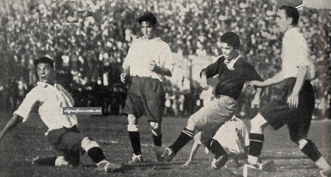 Imagen Una positiva apilada de Ravaschino, el scorer de la jornada, quien consigue shotear al arco a pesar de ser obstaculizado por cuatro hombres de defensa contraria. La diferencia entre la capacidad de uno y otro team radicó en las líneas delanteras. La de Independiente superó en mucho a la Racing, la cual, al sentir la falta de Ochoa, actuó desorganizada y le faltó el sentido de penetración.