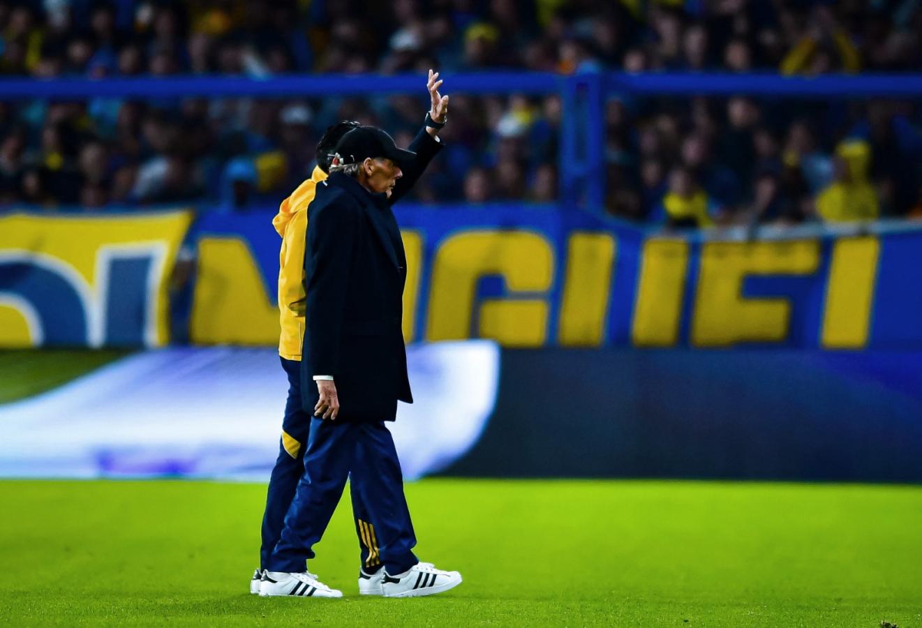 Imagen Russo saluda al público de Boca anoche en La Bombonera. AFP.