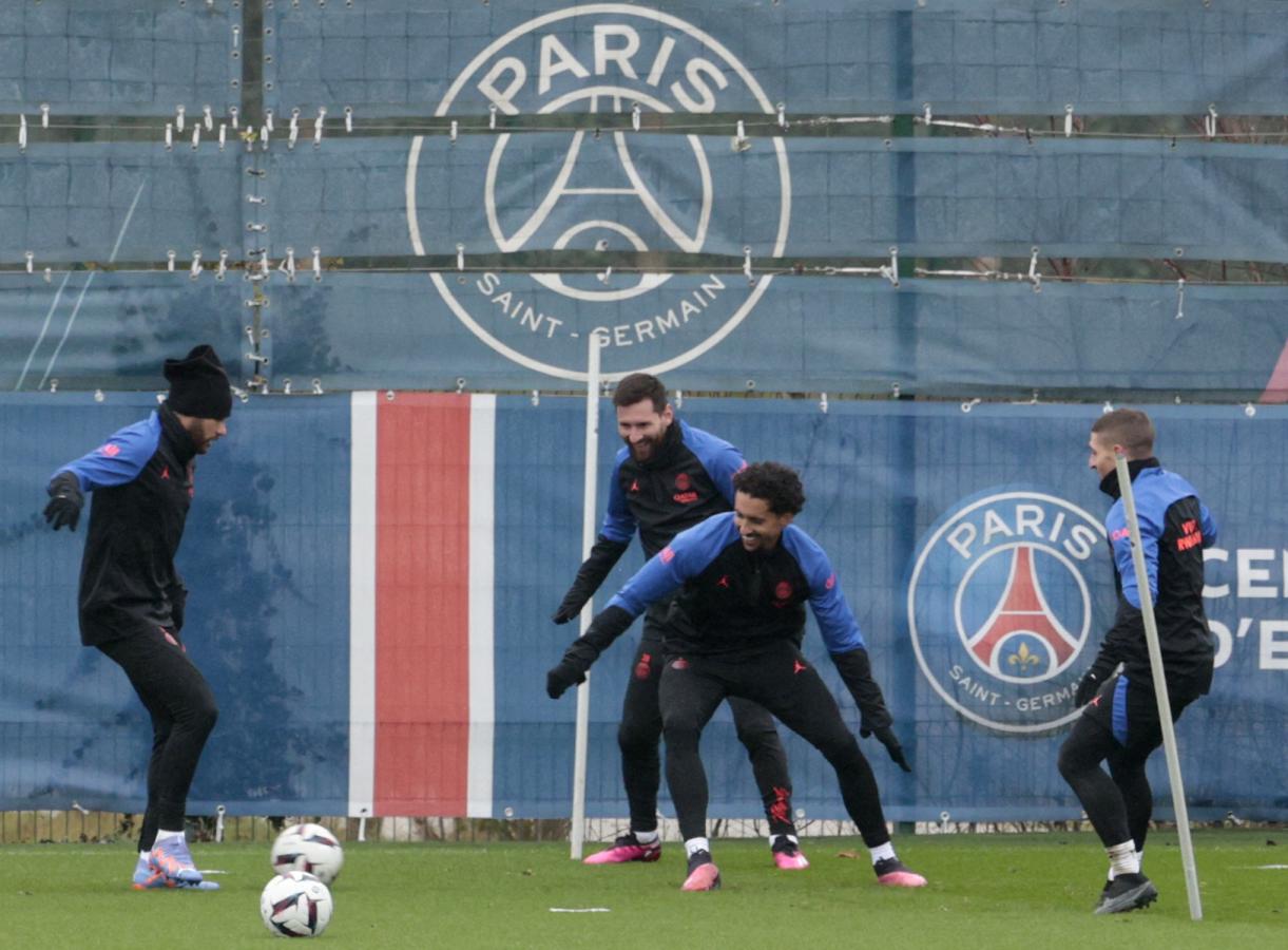 Imagen Messi entre risas en el entrenamiento de PSG. Foto Geoffroy VAN DER HASSELT / AFP