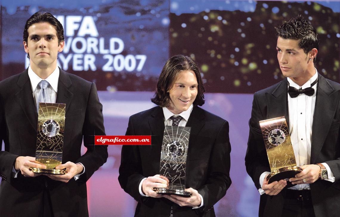 Entre Kaká y Cristiano Ronaldo tras salir segundo en el FIFA World Player en 2007 (en 2009 lo ganó). La corbata no le sienta bien.