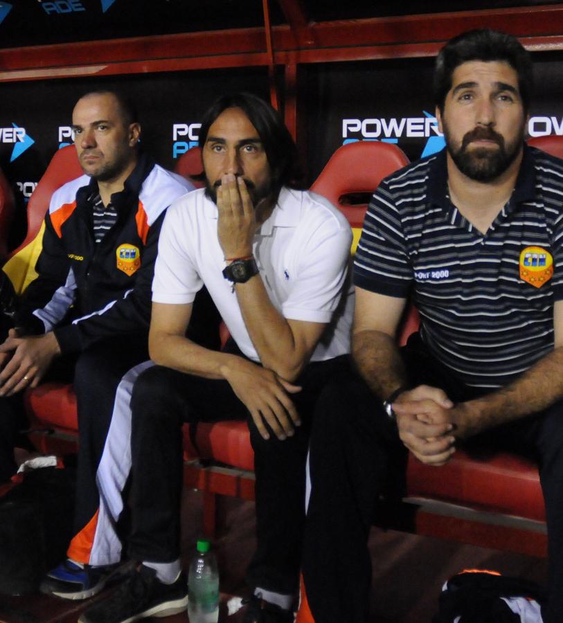 Imagen Sebastián Rambert dirigiendo a Crucero del Norte ante River. FOTOBAIRES