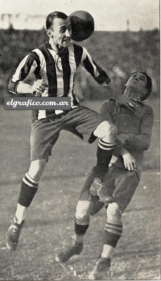 Imagen Curiosa fotografía en que el objetivo sorprende al winger Gondar cabeceando la pelota y cometiendo uno de los tantos fouls que el referee y el público no ven. Retiene con la mano izquierda al half boquense Moreyras, como si intentase estrangularlo.