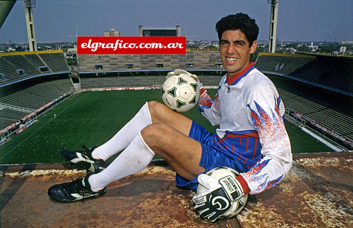 La sonrisa de Bonano con el Gigante de fondo. ¨Me defino como un arquero antiguo, porque mi estilo es sobrio¨.