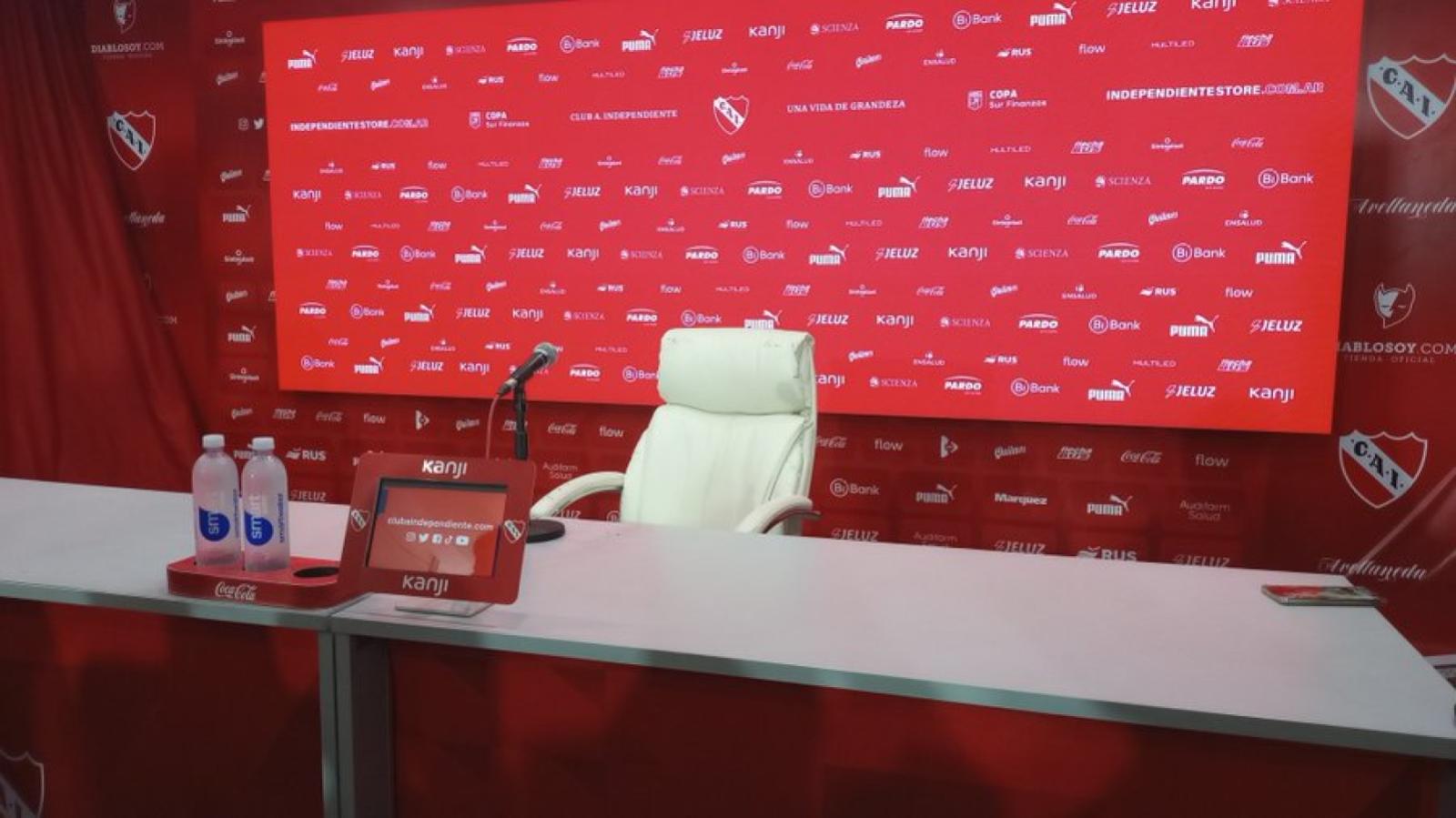 Imagen Silla vacía: Tevez suspendió la conferencia de prensa.