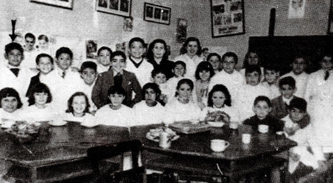 Imagen Cuando estaba en tercer grado en la escuela República Oriental del Uruguay, en Santa Fe. La maestra era Margot Sarli, a quien siguió viendo aun después de ser campeón mundial. En la época escolar era compañero inseparable de su hermano Alcides. Llevaban al colegio sus cajas de lustrabotas para trabajar a la salida.