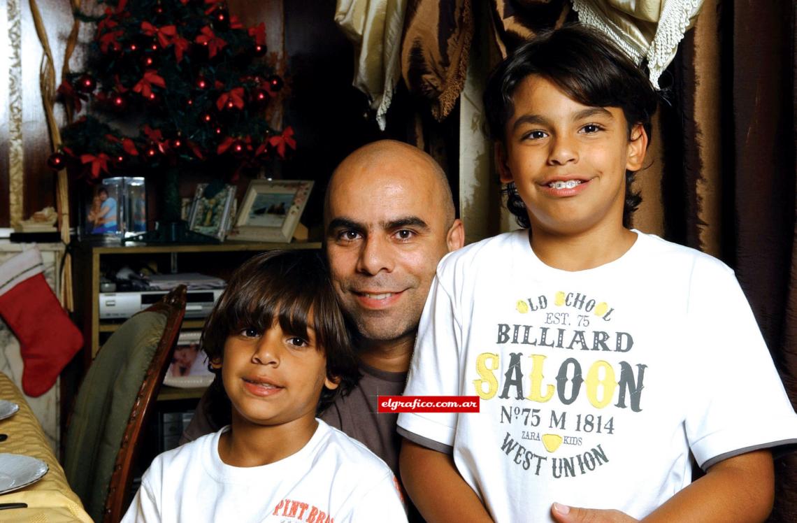Imagen En familia. Mauricio Serna y el amor de sus dos hijos, Lucas y Mateo.