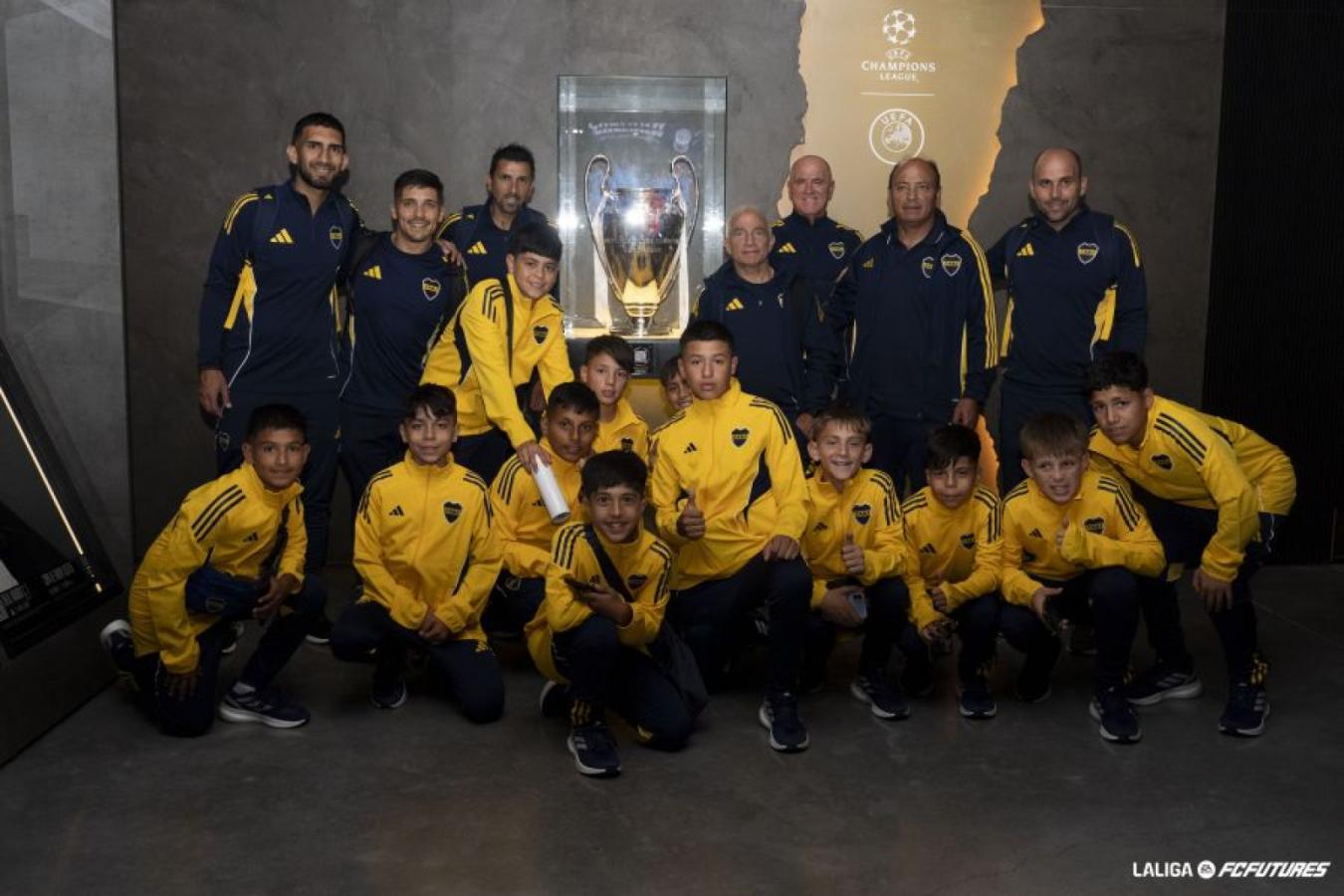 Imagen La delegación de Boca, en el Santiago Bernabéu.