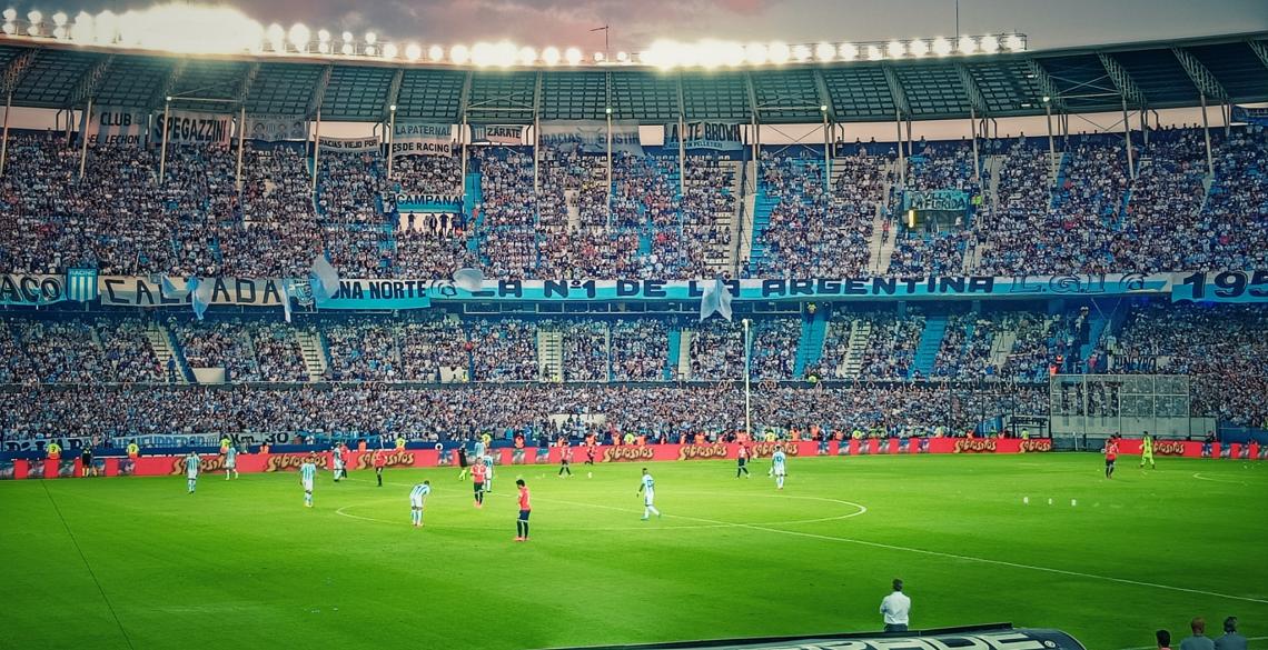 estando con dos menos racing le gano el clasico a independiente el grafico