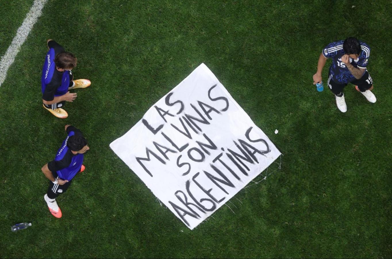 Imagen La bandera que mostraron los jugadores.