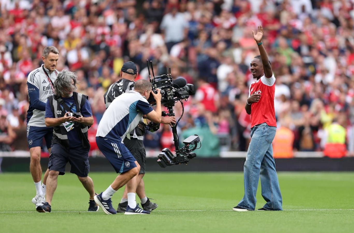Imagen Eberechi Eze fue presentado en Arsenal y fue ovacionado por todo el Emirates.