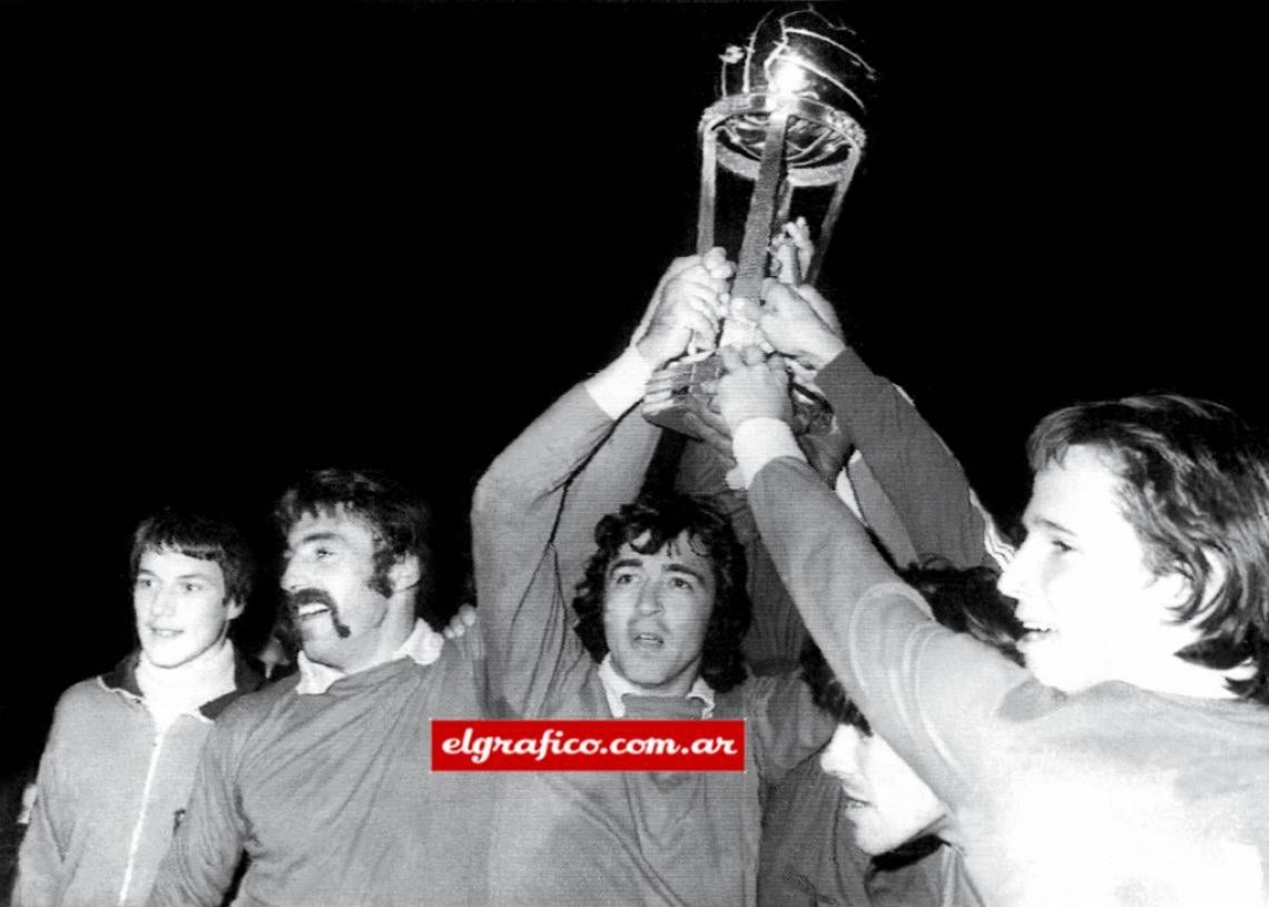 Se mira y se toca. Pavoni de un lado, Bertoni del otro, Maglioni en el medio. Independiente consiguió su primera Copa Intercontinental frente a la Juventus.