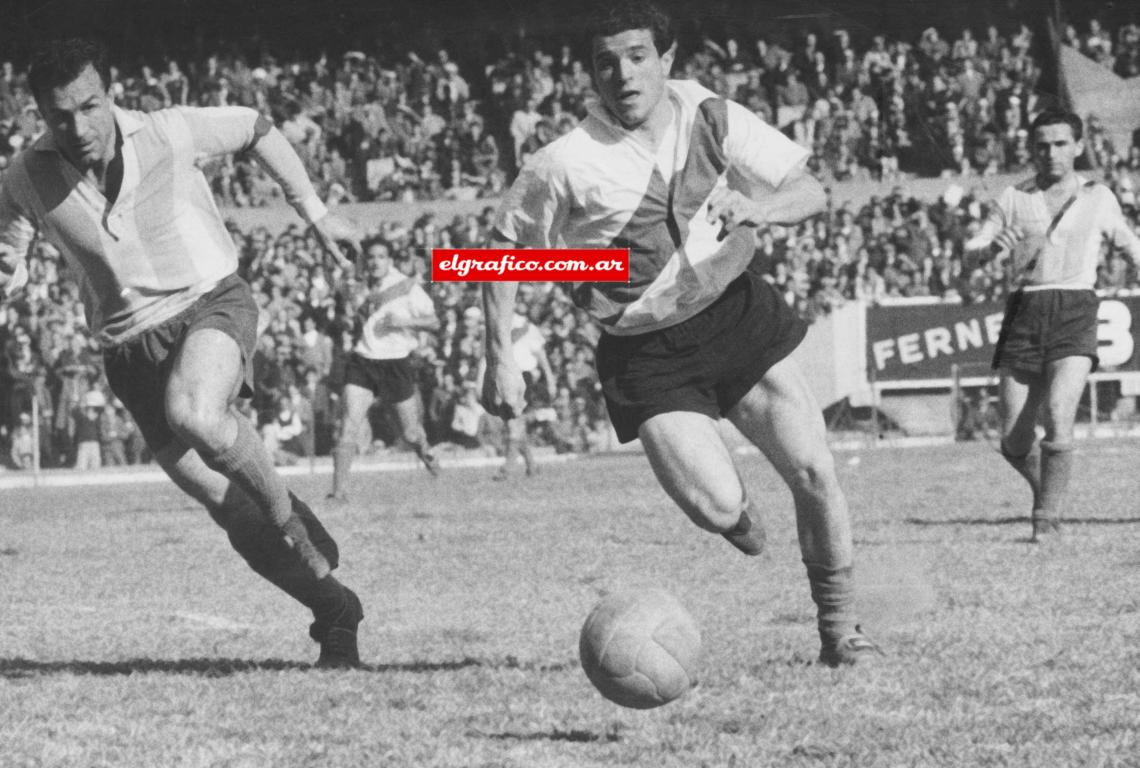 River vs Racing 1-9-1958. Onega es perseguido por Pedro Dellacha.